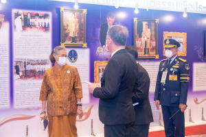อธิการบดี มรท. เข้ารับพระราชทานประกาศนียบัตรและเข็มวิทยฐานะผู้สำเร็จการศึกษาอบรมหลักสูตร บสป. รุ่นที่ 1 จาก สมเด็จพระกนิษฐาธิราชเจ้า กรมสมเด็จพระเทพรัตนราชสุดาฯ สยามบรมราชกุมารี