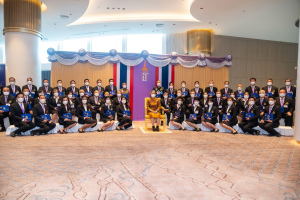 อธิการบดี มรท. เข้ารับพระราชทานประกาศนียบัตรและเข็มวิทยฐานะผู้สำเร็จการศึกษาอบรมหลักสูตร บสป. รุ่นที่ 1 จาก สมเด็จพระกนิษฐาธิราชเจ้า กรมสมเด็จพระเทพรัตนราชสุดาฯ สยามบรมราชกุมารี