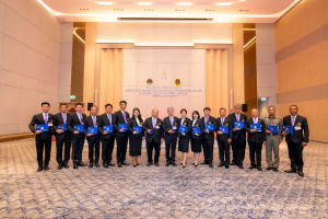 อธิการบดี มรท. เข้ารับพระราชทานประกาศนียบัตรและเข็มวิทยฐานะผู้สำเร็จการศึกษาอบรมหลักสูตร บสป. รุ่นที่ 1 จาก สมเด็จพระกนิษฐาธิราชเจ้า กรมสมเด็จพระเทพรัตนราชสุดาฯ สยามบรมราชกุมารี