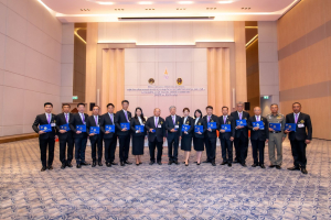 อธิการบดี มรท. เข้ารับพระราชทานประกาศนียบัตรและเข็มวิทยฐานะผู้สำเร็จการศึกษาอบรมหลักสูตร บสป. รุ่นที่ 1 จาก สมเด็จพระกนิษฐาธิราชเจ้า กรมสมเด็จพระเทพรัตนราชสุดาฯ สยามบรมราชกุมารี
