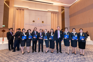 อธิการบดี มรท. เข้ารับพระราชทานประกาศนียบัตรและเข็มวิทยฐานะผู้สำเร็จการศึกษาอบรมหลักสูตร บสป. รุ่นที่ 1 จาก สมเด็จพระกนิษฐาธิราชเจ้า กรมสมเด็จพระเทพรัตนราชสุดาฯ สยามบรมราชกุมารี