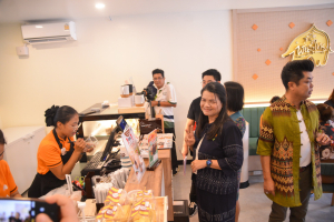 มรท. ร่วมแสดงความยินดีในโอกาสเปิดร้านกาแฟพันธุ์ไทย สาขามหาวิทยาลัยราชภัฏเทพสตรี
