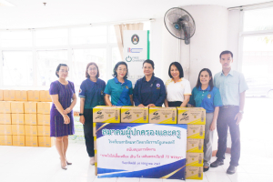 มรท. รับมอบเครื่องดื่มเกลือแร่จากสมาคมผู้ปกครองและครู รร.สาธิต มรท. เพื่อสนับสนุนการจัดงานรวมใจใส่เสื้อเหลือง เดิน - วิ่ง เฉลิมพระเกียรติ 72 พรรษา