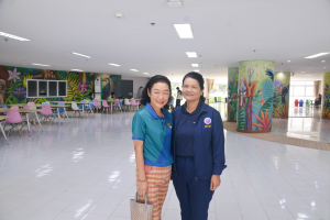 มรท. รับมอบเครื่องดื่มเกลือแร่จากสมาคมผู้ปกครองและครู รร.สาธิต มรท. เพื่อสนับสนุนการจัดงานรวมใจใส่เสื้อเหลือง เดิน - วิ่ง เฉลิมพระเกียรติ 72 พรรษา