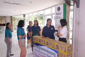 มรท. รับมอบเครื่องดื่มเกลือแร่จากสมาคมผู้ปกครองและครู รร.สาธิต มรท. เพื่อสนับสนุนการจัดงานรวมใจใส่เสื้อเหลือง เดิน - วิ่ง เฉลิมพระเกียรติ 72 พรรษา
