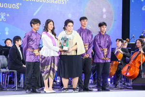 สาขาวิชาดนตรีศึกษานำนักดนตรีวงลวนรินทร์เข้ารับรางวัลชมเชยการประลองยอดฝีมือเยาวชนดนตรี ถ้วยพระราชทานสมเด็จพระกนิษฐาธิราชเจ้า กรมสมเด็จพระเทพรัตนราชสุดาฯ สยามบรมราชกุมารี