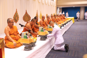 พระบาทสมเด็จพระเจ้าอยู่หัว ทรงพระกรุณาโปรดเกล้าฯ ให้ผู้แทนพระองค์เชิญหนังสือ ธรรมนาวา “วัง” และน้ำปานะพระราชทานถวายแด่พระสงฆ์และพุทธศาสนิกชนในพื้นที่อำเภอเมืองลพบุรี จังหวัดลพบุรี 