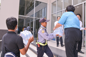 มรท. เปิดศูนย์รวมน้ำใจชาวไทยช่วยเหลือผู้ประสบอุทกภัยในพื้นที่ภาคเหนือ