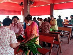 ศูนย์ส่งเสริมการจัดการศึกษาตามพระบรมราโชบาย มรภ.เทพสตรี จัดกิจกรรมสำหรับเกษตรกรในท้องถิ่นและผู้ผลิตอาหารเพื่อเชื่อมต่อและถ่ายทอดความรู้ “การทำไข่เค็มใบเตยจากดินสอพอง