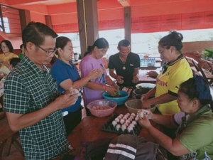ศูนย์ส่งเสริมการจัดการศึกษาตามพระบรมราโชบาย มรภ.เทพสตรี จัดกิจกรรมสำหรับเกษตรกรในท้องถิ่นและผู้ผลิตอาหารเพื่อเชื่อมต่อและถ่ายทอดความรู้ “การทำไข่เค็มใบเตยจากดินสอพอง