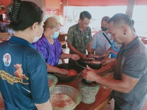 ศูนย์ส่งเสริมการจัดการศึกษาตามพระบรมราโชบาย มรภ.เทพสตรี จัดกิจกรรมสำหรับเกษตรกรในท้องถิ่นและผู้ผลิตอาหารเพื่อเชื่อมต่อและถ่ายทอดความรู้ “การทำปลาส้มข้าวกล้อง