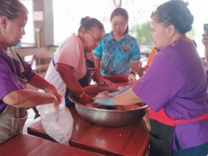 ศูนย์ส่งเสริมการจัดการศึกษาตามพระบรมราโชบาย มรภ.เทพสตรี จัดกิจกรรมสำหรับเกษตรกรในท้องถิ่นและผู้ผลิตอาหารเพื่อเชื่อมต่อและถ่ายทอดความรู้ “การทำปลาส้มข้าวกล้อง