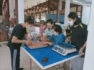 ศูนย์ส่งเสริมการจัดการศึกษาตามพระบรมราโชบาย มรภ.เทพสตรี จัดกิจกรรมสำหรับเกษตรกรในท้องถิ่นและผู้ผลิตอาหารเพื่อเชื่อมต่อและถ่ายทอดความรู้ “การทำถั่วกรอบแก้ว