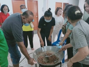 ศูนย์ส่งเสริมการจัดการศึกษาตามพระบรมราโชบาย มรภ.เทพสตรี จัดกิจกรรมสำหรับเกษตรกรในท้องถิ่นและผู้ผลิตอาหารเพื่อเชื่อมต่อและถ่ายทอดความรู้ “การทำถั่วกรอบแก้ว