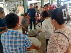 ศูนย์ส่งเสริมการจัดการศึกษาตามพระบรมราโชบาย มรภ.เทพสตรี จัดกิจกรรมสำหรับเกษตรกรในท้องถิ่นและผู้ผลิตอาหารเพื่อเชื่อมต่อและถ่ายทอดความรู้ “การทำแคบหมู