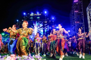อธิการบดี มรภ.เทพสตรี ร่วมเดินแบบผ้าไทย ใส่ให้สนุก ในงานลอยกระทง เขาสามยอด Food & Fest 2567