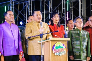 อธิการบดี มรภ.เทพสตรี ร่วมเดินแบบผ้าไทย ใส่ให้สนุก ในงานลอยกระทง เขาสามยอด Food & Fest 2567