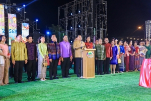 อธิการบดี มรภ.เทพสตรี ร่วมเดินแบบผ้าไทย ใส่ให้สนุก ในงานลอยกระทง เขาสามยอด Food & Fest 2567