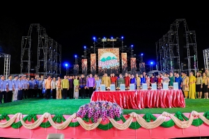 อธิการบดี มรภ.เทพสตรี ร่วมเดินแบบผ้าไทย ใส่ให้สนุก ในงานลอยกระทง เขาสามยอด Food & Fest 2567