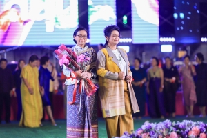 อธิการบดี มรภ.เทพสตรี ร่วมเดินแบบผ้าไทย ใส่ให้สนุก ในงานลอยกระทง เขาสามยอด Food & Fest 2567