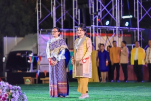 อธิการบดี มรภ.เทพสตรี ร่วมเดินแบบผ้าไทย ใส่ให้สนุก ในงานลอยกระทง เขาสามยอด Food & Fest 2567