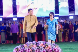 อธิการบดี มรภ.เทพสตรี ร่วมเดินแบบผ้าไทย ใส่ให้สนุก ในงานลอยกระทง เขาสามยอด Food & Fest 2567