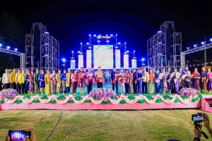 อธิการบดี มรภ.เทพสตรี ร่วมเดินแบบผ้าไทย ใส่ให้สนุก ในงานลอยกระทง เขาสามยอด Food & Fest 2567