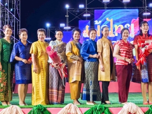 อธิการบดี มรภ.เทพสตรี ร่วมเดินแบบผ้าไทย ใส่ให้สนุก ในงานลอยกระทง เขาสามยอด Food & Fest 2567