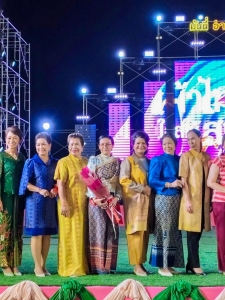 อธิการบดี มรภ.เทพสตรี ร่วมเดินแบบผ้าไทย ใส่ให้สนุก ในงานลอยกระทง เขาสามยอด Food & Fest 2567