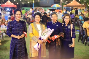 อธิการบดี มรภ.เทพสตรี ร่วมเดินแบบผ้าไทย ใส่ให้สนุก ในงานลอยกระทง เขาสามยอด Food & Fest 2567