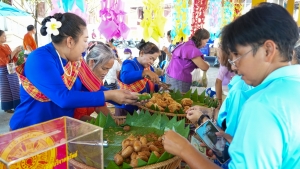 มรภ.เทพสตรี ร่วมโครงการสืบสานประเพณีลอยกระทง บุญผ้าป่าข้าวเม่าทอด ของเทศบาลตำบลป่าตาล