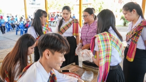 มรภ.เทพสตรี ร่วมโครงการสืบสานประเพณีลอยกระทง บุญผ้าป่าข้าวเม่าทอด ของเทศบาลตำบลป่าตาล