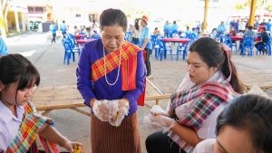 มรภ.เทพสตรี ร่วมโครงการสืบสานประเพณีลอยกระทง บุญผ้าป่าข้าวเม่าทอด ของเทศบาลตำบลป่าตาล