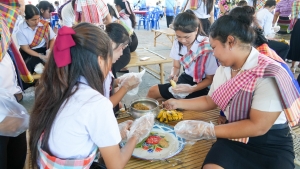 มรภ.เทพสตรี ร่วมโครงการสืบสานประเพณีลอยกระทง บุญผ้าป่าข้าวเม่าทอด ของเทศบาลตำบลป่าตาล