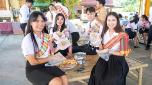 มรภ.เทพสตรี ร่วมโครงการสืบสานประเพณีลอยกระทง บุญผ้าป่าข้าวเม่าทอด ของเทศบาลตำบลป่าตาล