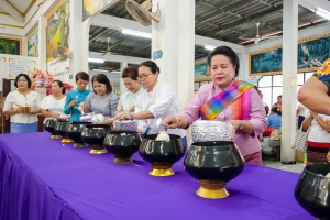 มรภ.เทพสตรี ร่วมโครงการสืบสานประเพณีลอยกระทง บุญผ้าป่าข้าวเม่าทอด ของเทศบาลตำบลป่าตาล