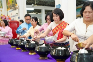 มรภ.เทพสตรี ร่วมโครงการสืบสานประเพณีลอยกระทง บุญผ้าป่าข้าวเม่าทอด ของเทศบาลตำบลป่าตาล
