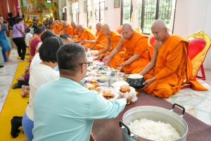 มรภ.เทพสตรี ร่วมโครงการสืบสานประเพณีลอยกระทง บุญผ้าป่าข้าวเม่าทอด ของเทศบาลตำบลป่าตาล