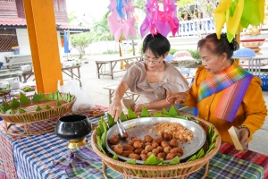 มรภ.เทพสตรี ร่วมโครงการสืบสานประเพณีลอยกระทง บุญผ้าป่าข้าวเม่าทอด ของเทศบาลตำบลป่าตาล