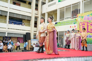 รร.สาธิต มรภ.เทพสตรี จัดงานสืบสานประเพณีลอยกระทง